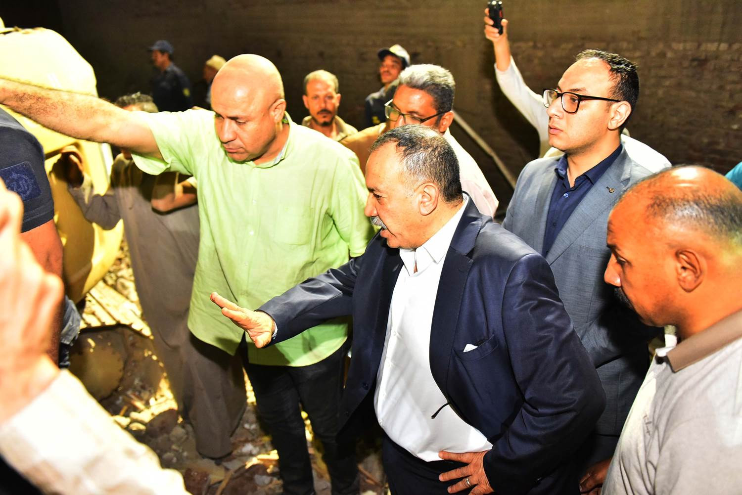 محافظ أسيوط خلال تفقد موقع المنزل المنهار