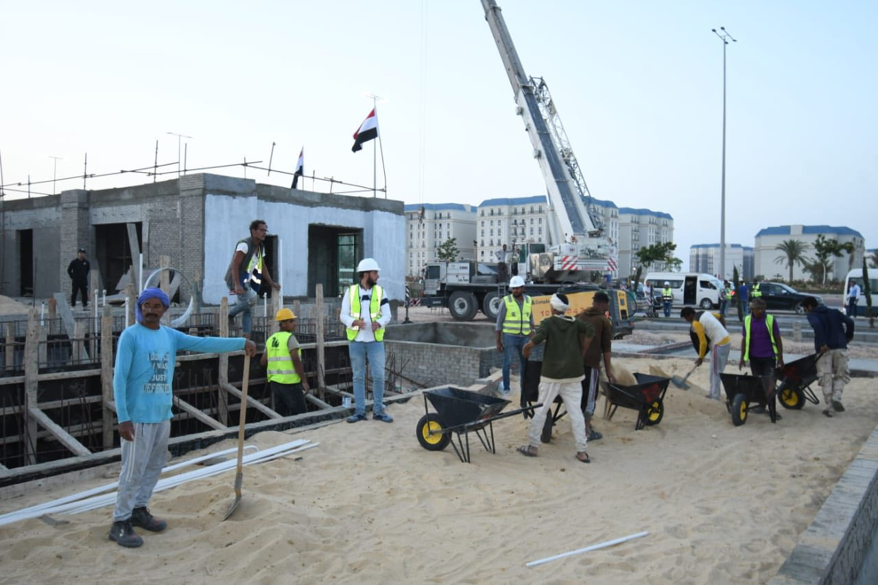 وزير الإسكان يتفقد سير العمل بمشروعات التطوير بمارينا