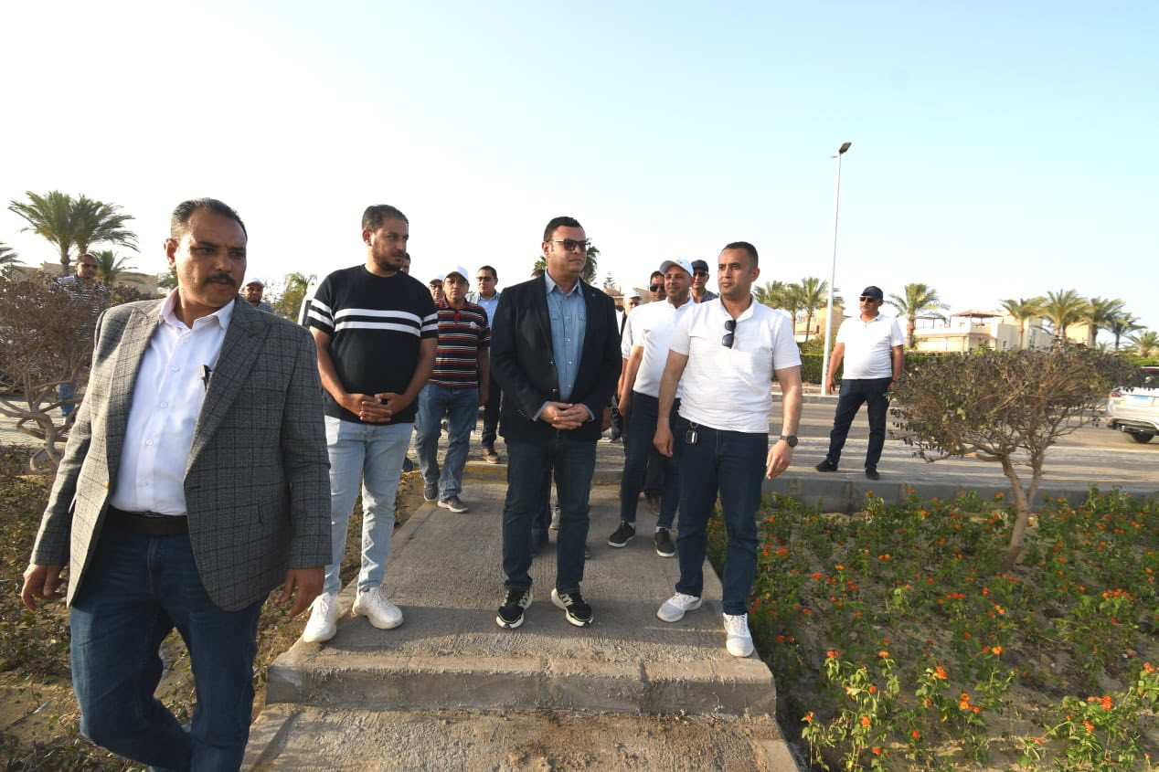 وزير الإسكان يتفقد سير العمل بمشروعات التطوير بمارينا