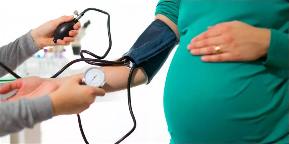 عمرو حسن: الكشف المبكر والتحاليل المتقدمة تقلل مضاعفات تسمم الحمل بنسبة 70%