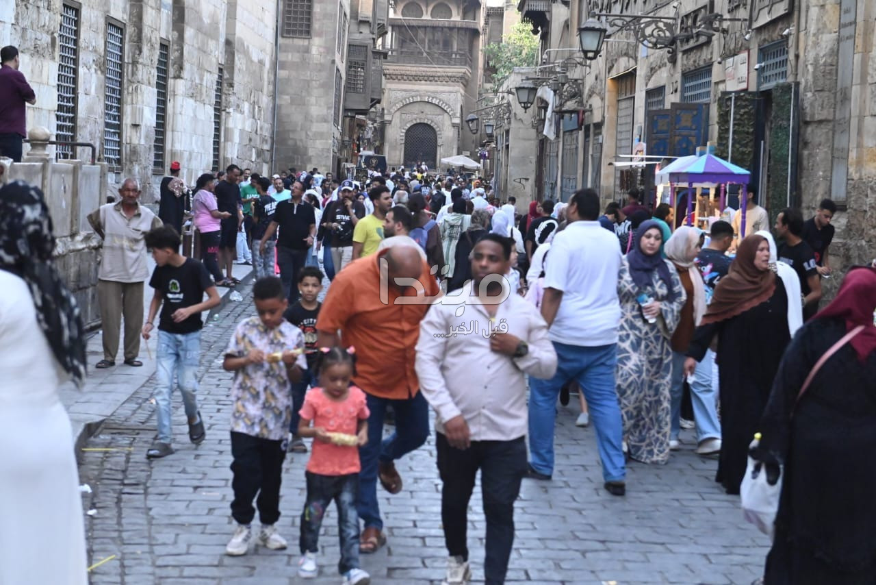 احتفالات العيد في شارع المعز والحسين