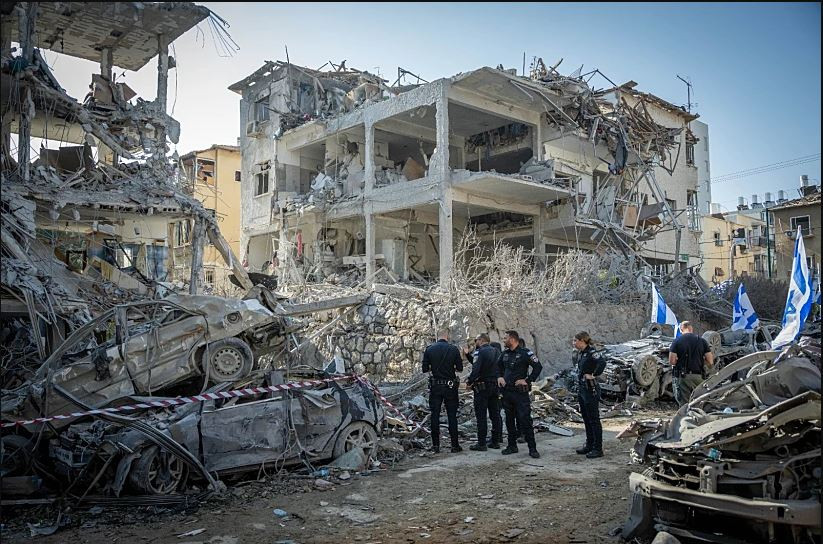 انفجارات عنيفة تهز تل أبيب وتدفع السلطات الإسرائيلية لإعلان حالة الطوارئ