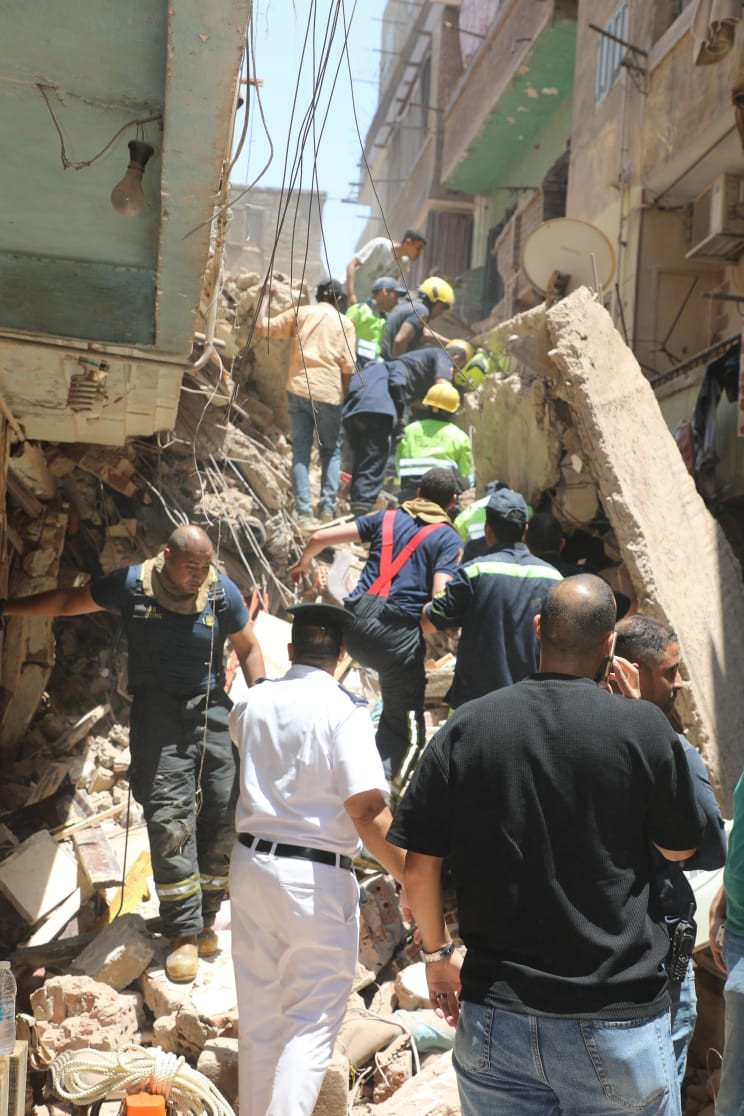صور العقارين المنهارين