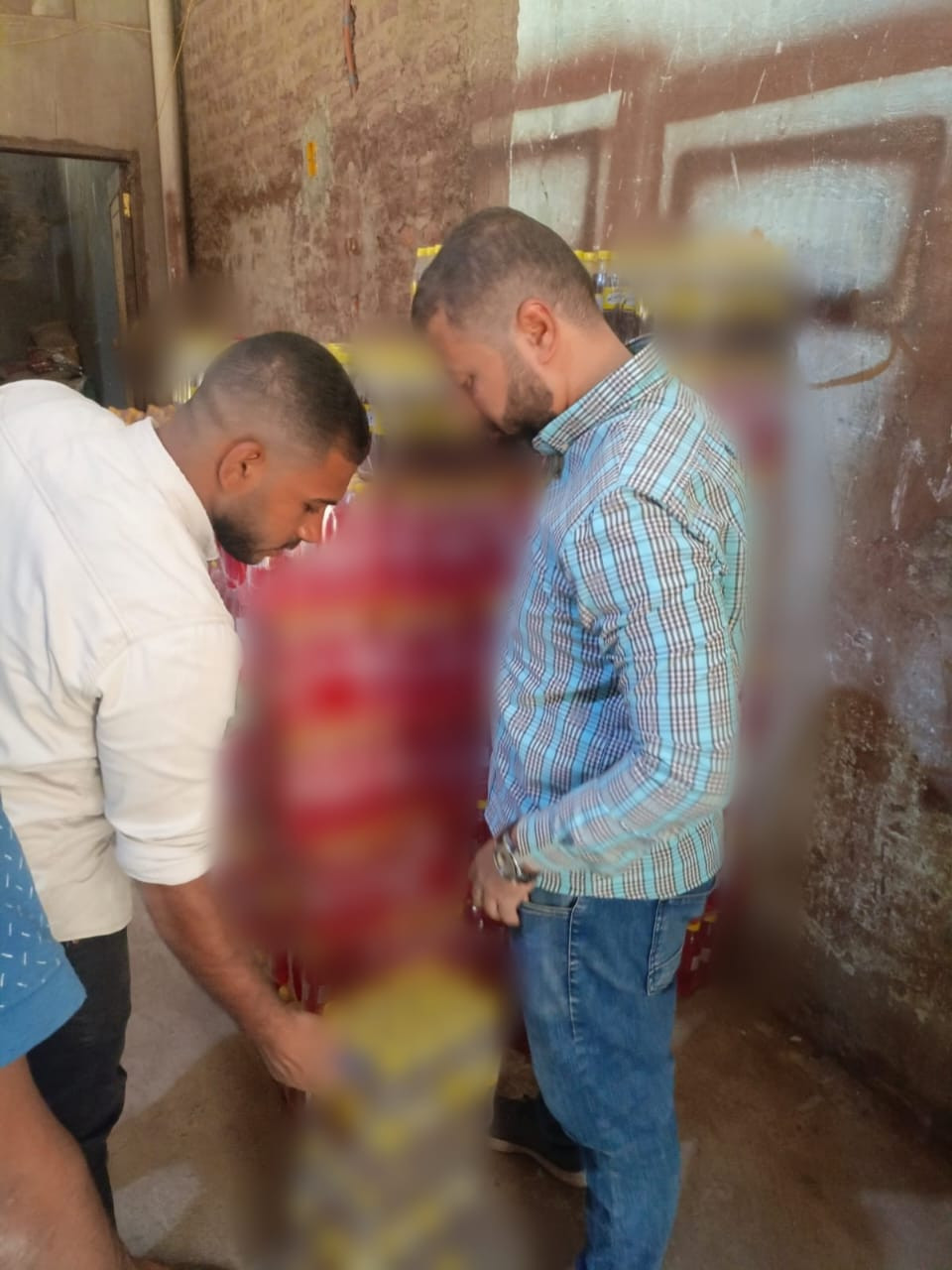 ضبط 60 ألف عبوة من المشروبات مجهولة المصدر والمقلدة
