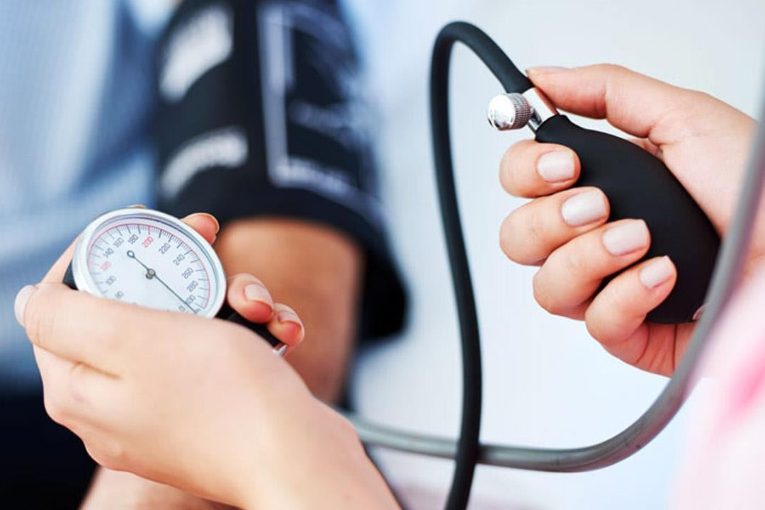 نصائح مهمة لمرضى ضغط الدم في الصيف لتجنب المضاعفات
