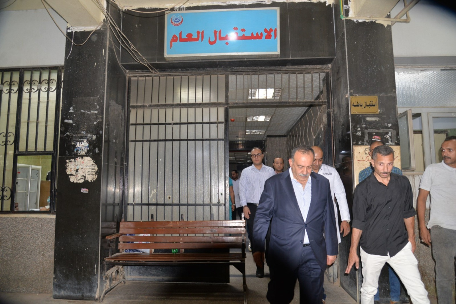 محافظ أسيوط خلال تفقد حادث محور ديروط