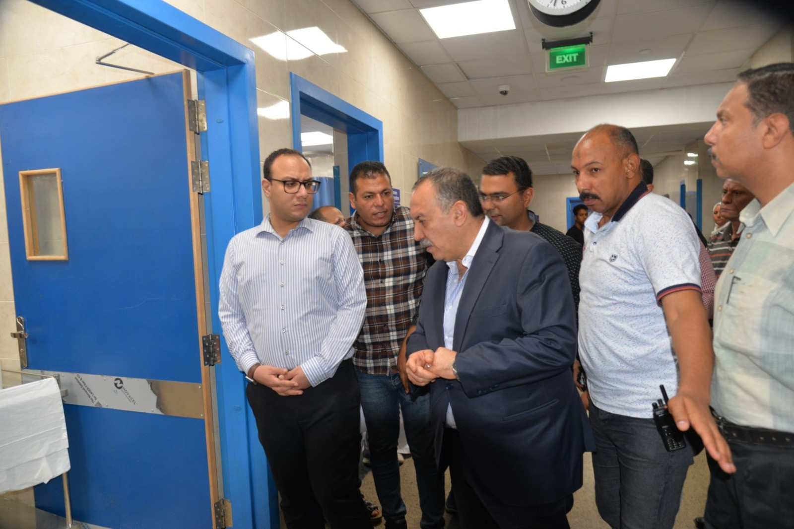 محافظ أسيوط خلال تفقد حادث محور ديروط