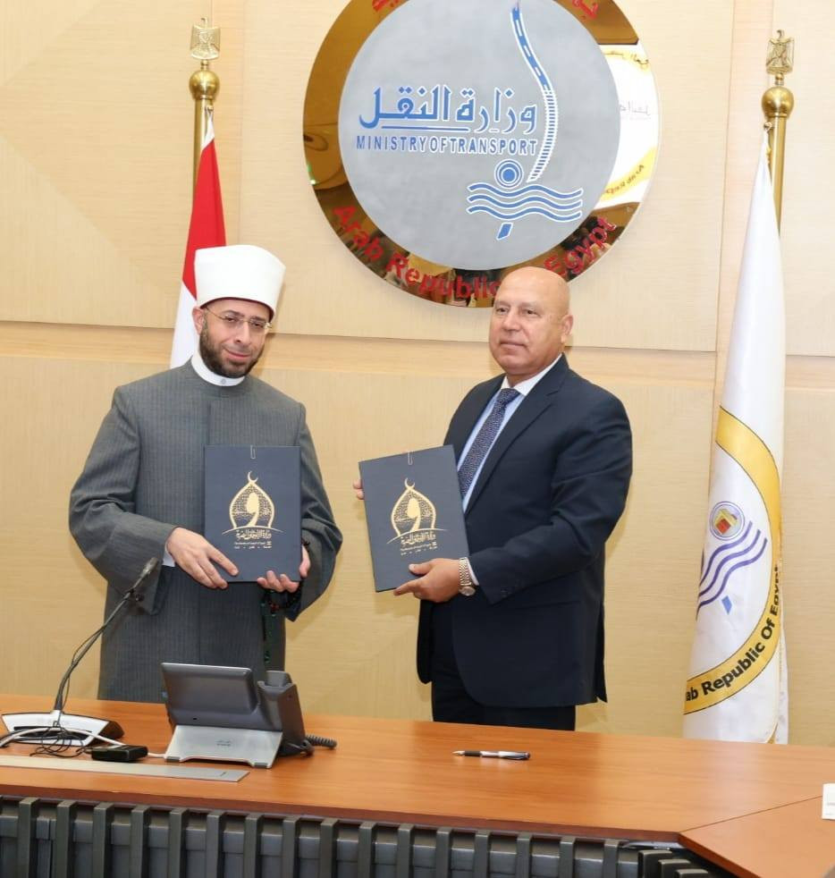 جانب من التوقيع