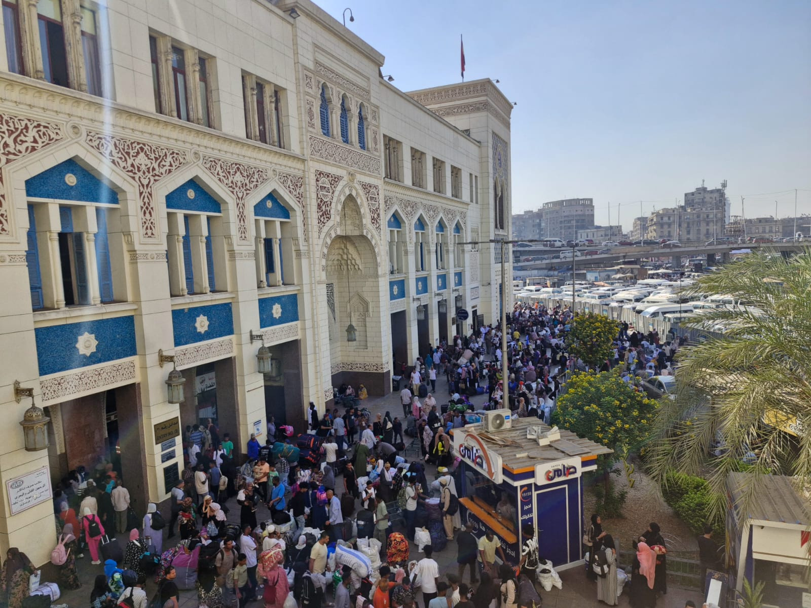 جانب من تواجد الأشقاء في محطة رمسيس