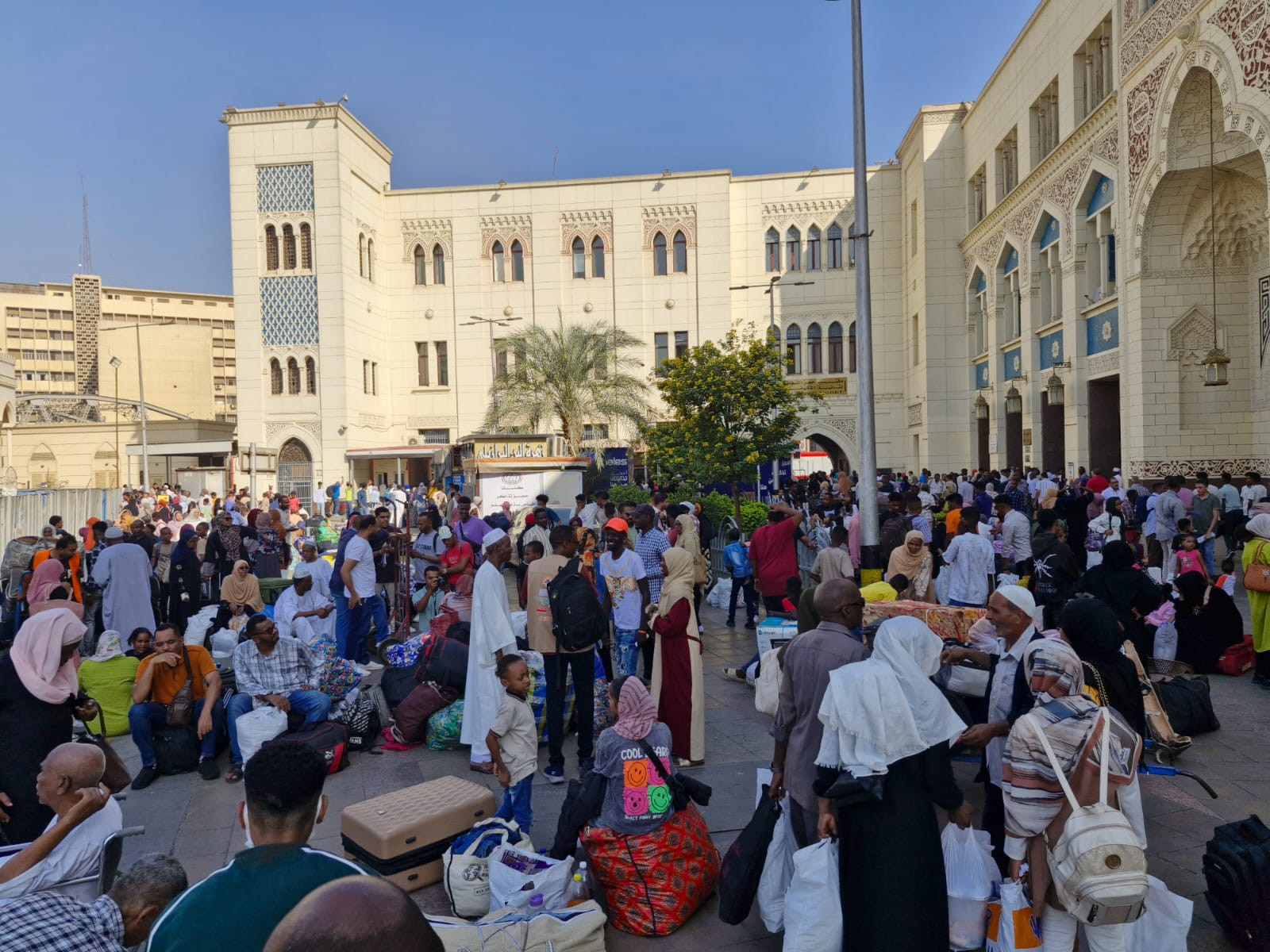 جانب من تواجد الأشقاء في محطة رمسيس