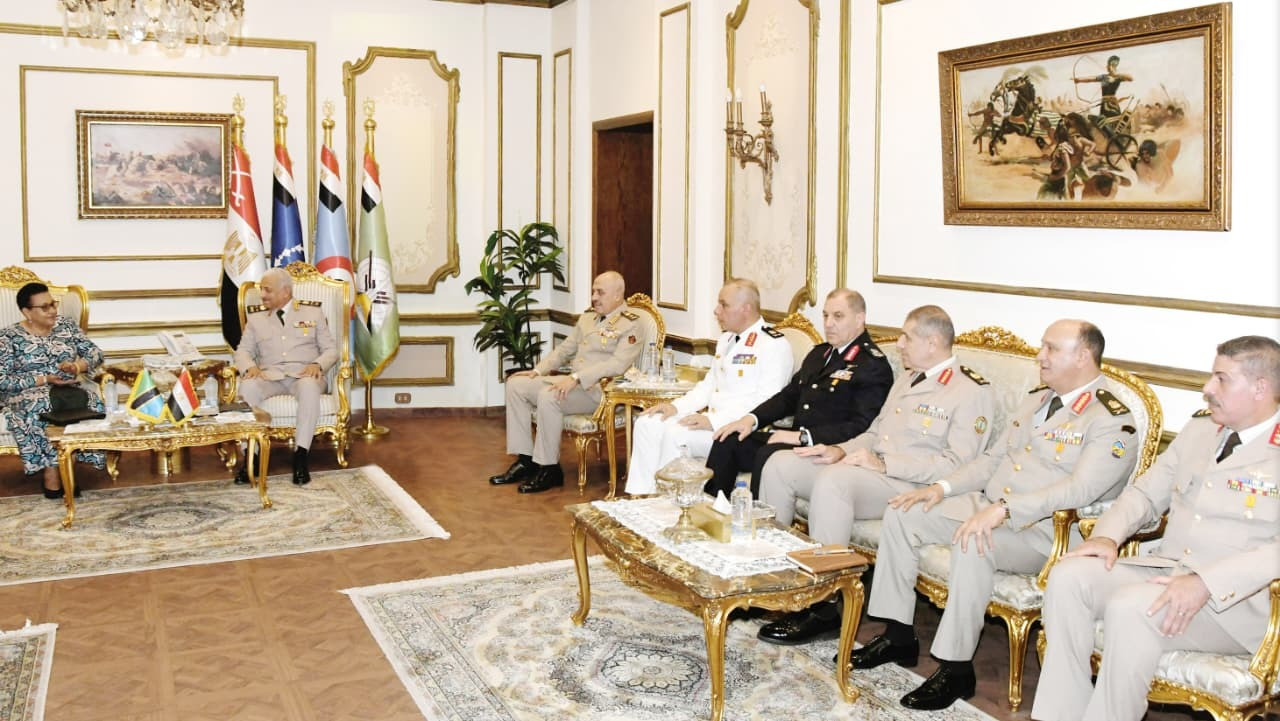 الفريق أول عبدالمجيد صقر يلتقى وزير الدفاع والخدمة الوطنية التنزانية