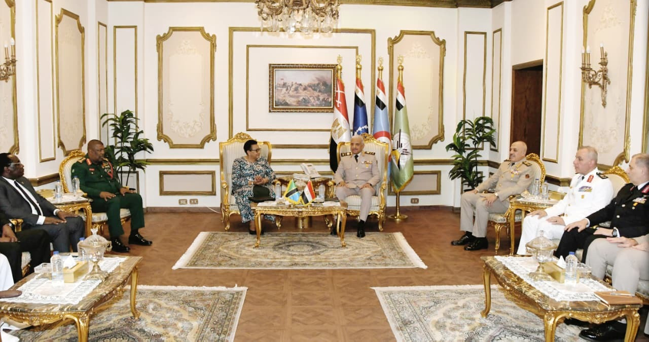 الفريق أول عبدالمجيد صقر يلتقى وزير الدفاع والخدمة الوطنية التنزانية