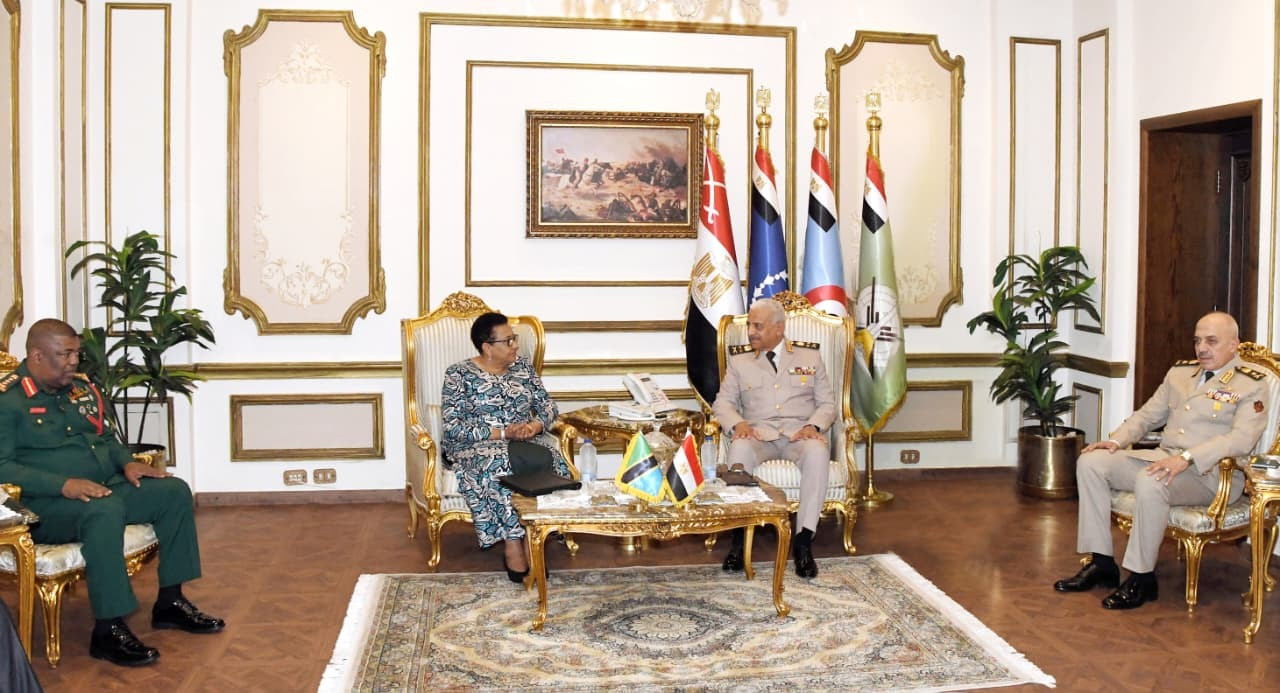 الفريق أول عبدالمجيد صقر يلتقى وزير الدفاع والخدمة الوطنية التنزانية