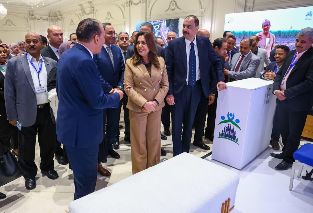 معرض مشروعات برنامج التنمية المحلية بصعيد مصر