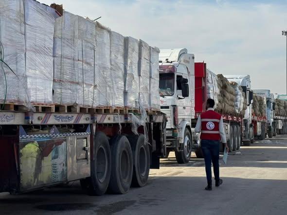 حملة أطنان من المساعدات لغزة: الهلال الأحمر يطلق القافلة 140 لـ 