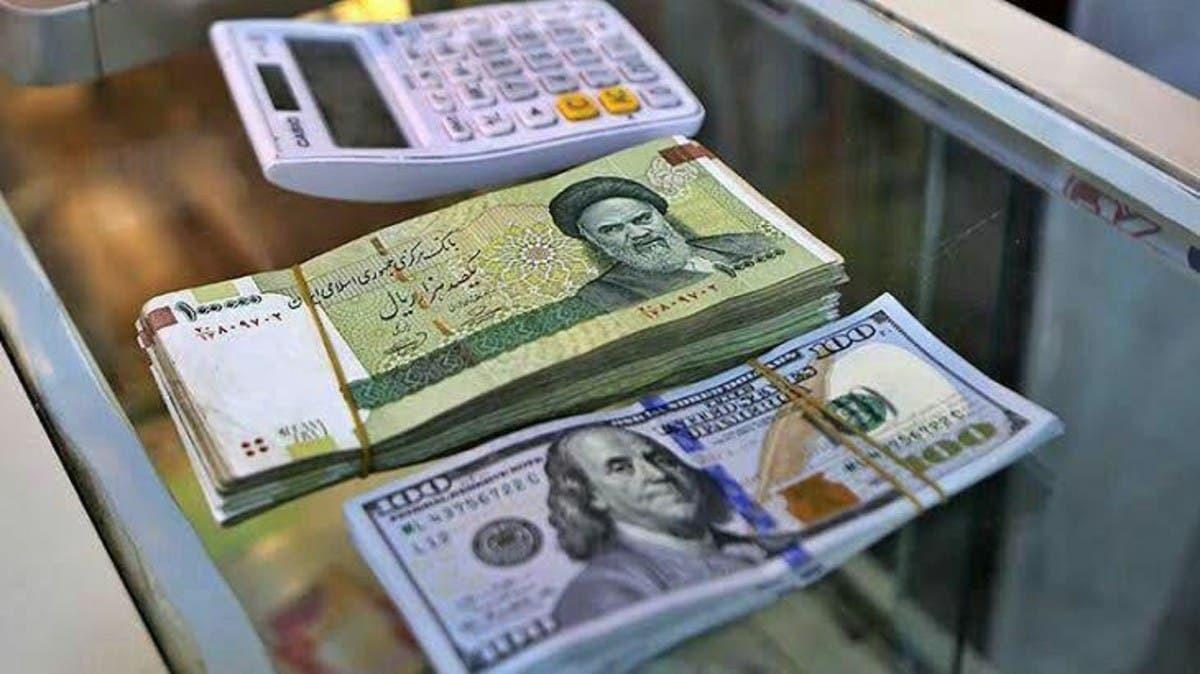 انهيار الريال الإيراني أمام الدولار: أرقام قياسية جديدة تربك الأسواق