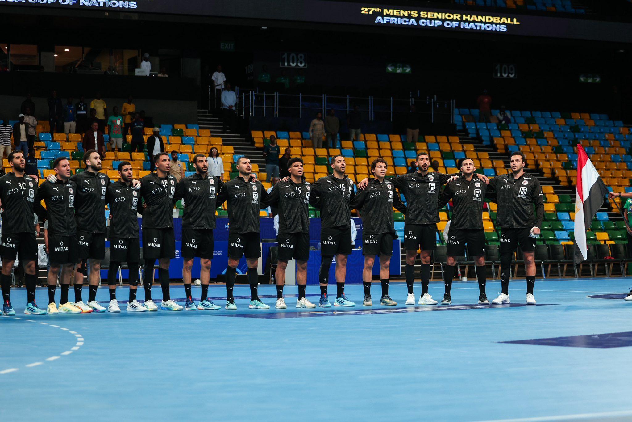 感度のいい青年を責めたい衝動にかられ勝手にフェラ抜きしだす可愛い子