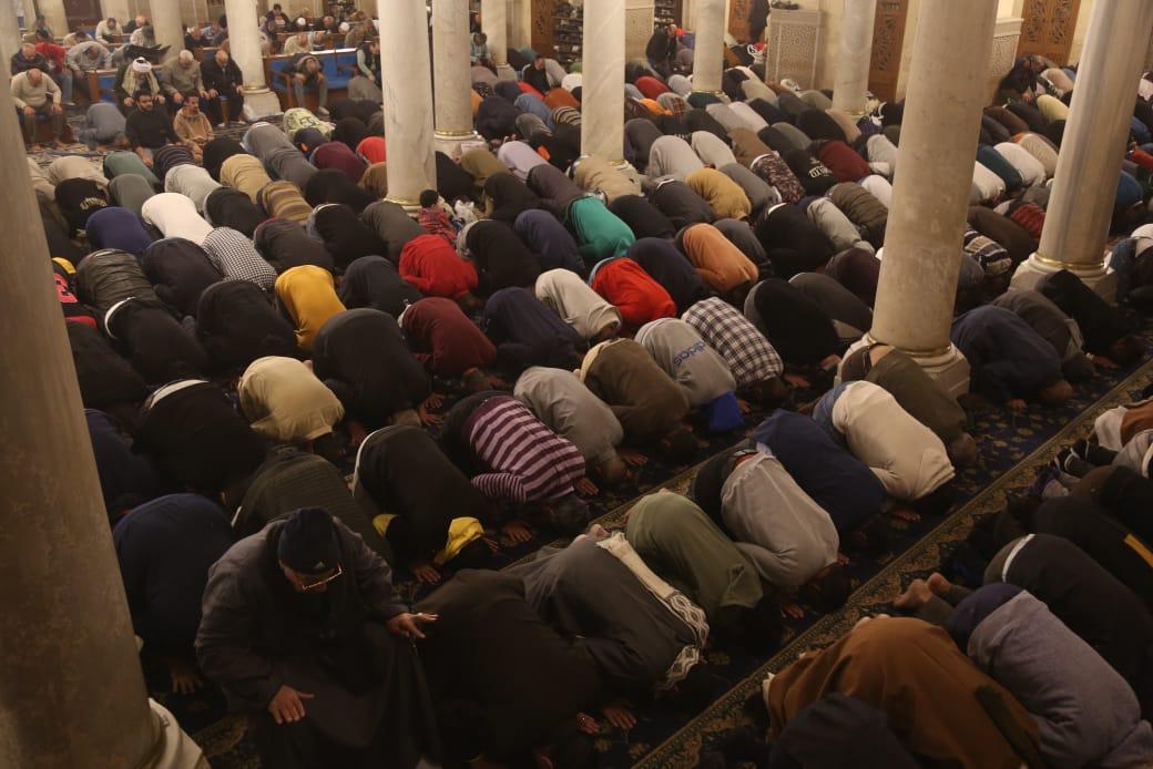 أم العواجز السيدة زينب يمتلئ عن آخره في أول صلاة تراويح بالصور