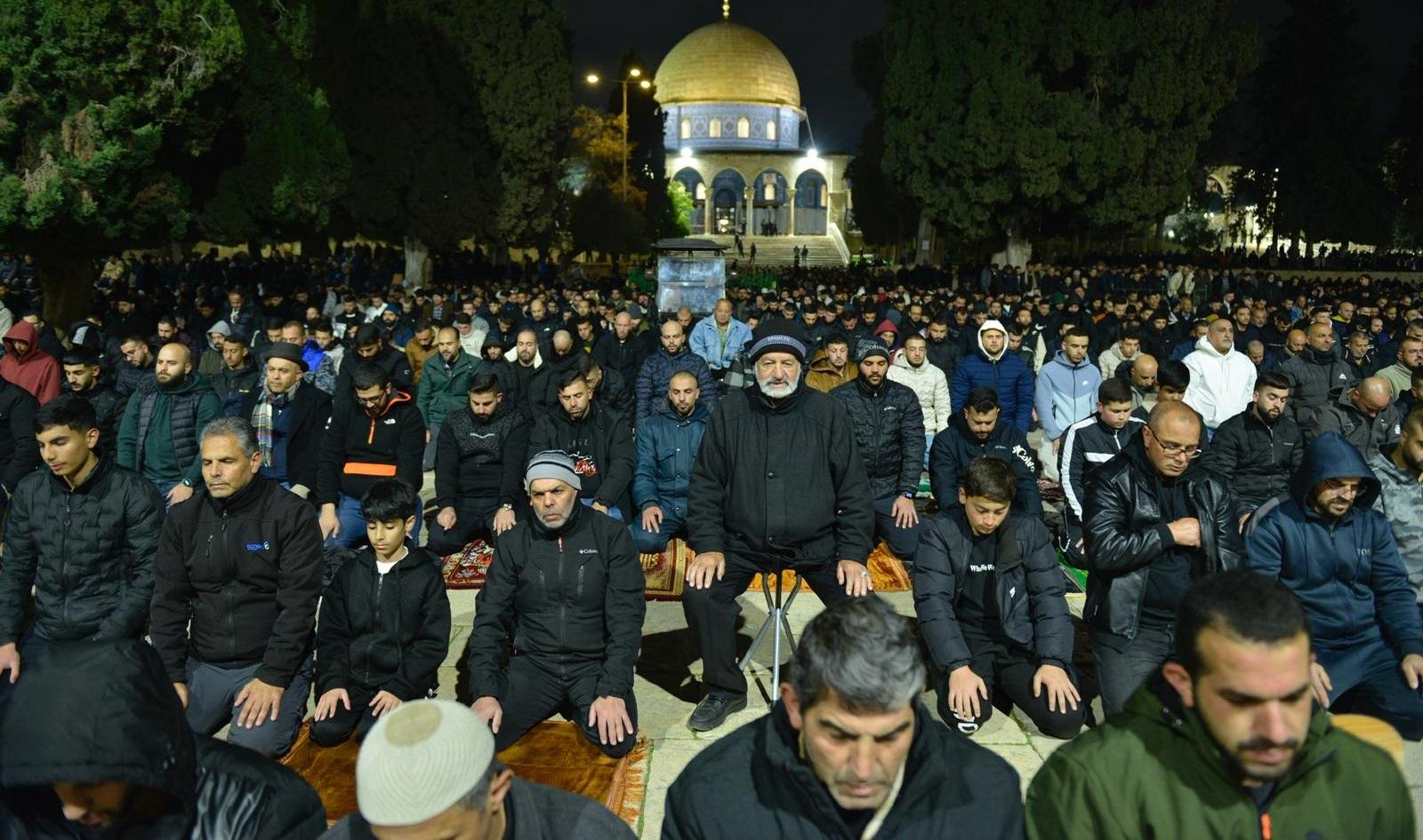60 ألف مصل يؤدون صلاة التراويح في المسجد الأقصى في مشهد مهيب
