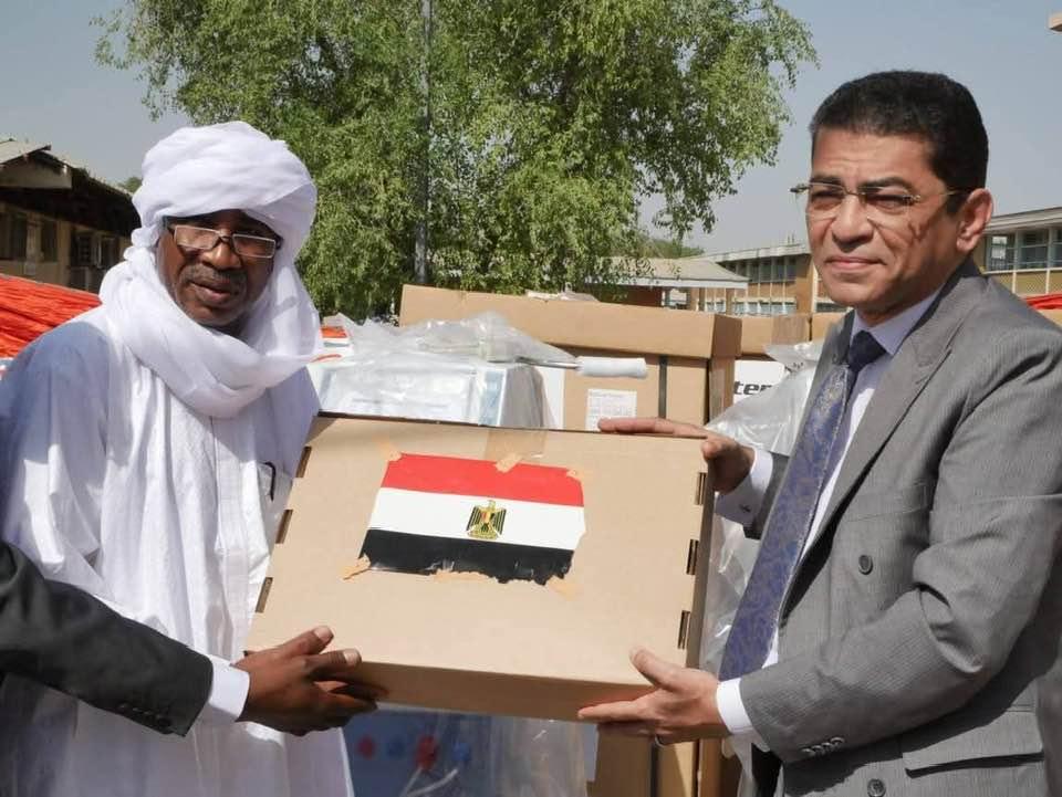 السفير طارق يوسف يسلم تجهيزات غسيل الكلى لوزير الصحة التشادي