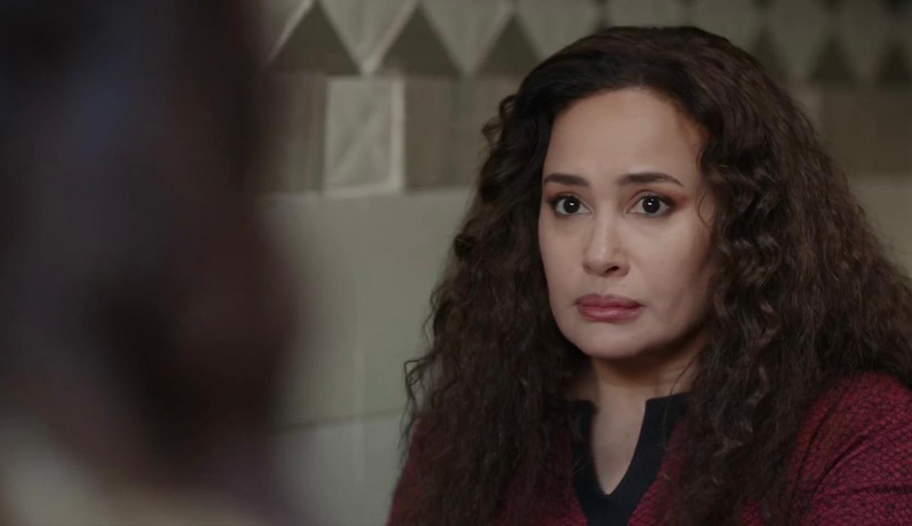 هند صبري تتحول من زوجة تاجر مخدرات إلى زعيمة عصابة في الحلقة 6 من مسلسل 'منعاة'