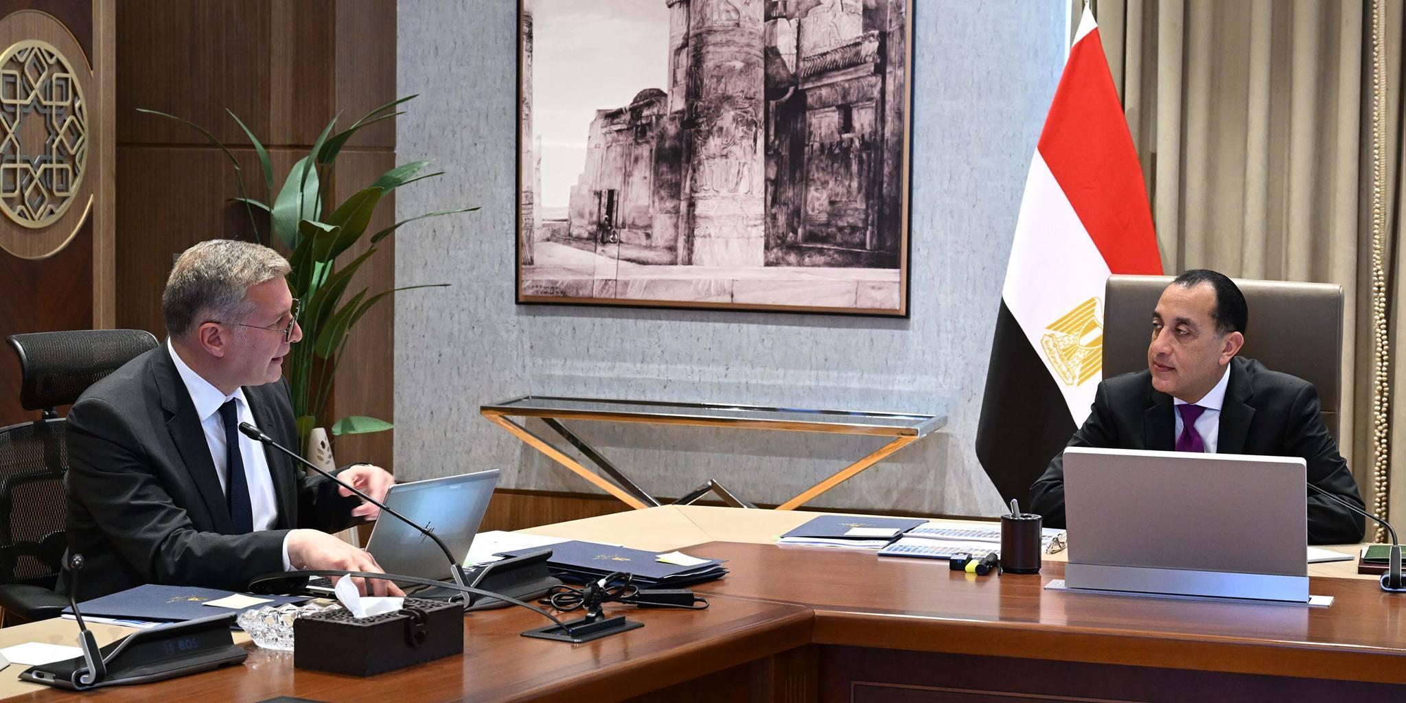 رئيس الوزراء يوجه بالالتزام بسداد مستحقات شركات البترول لزيادة الإنتاج المحلي