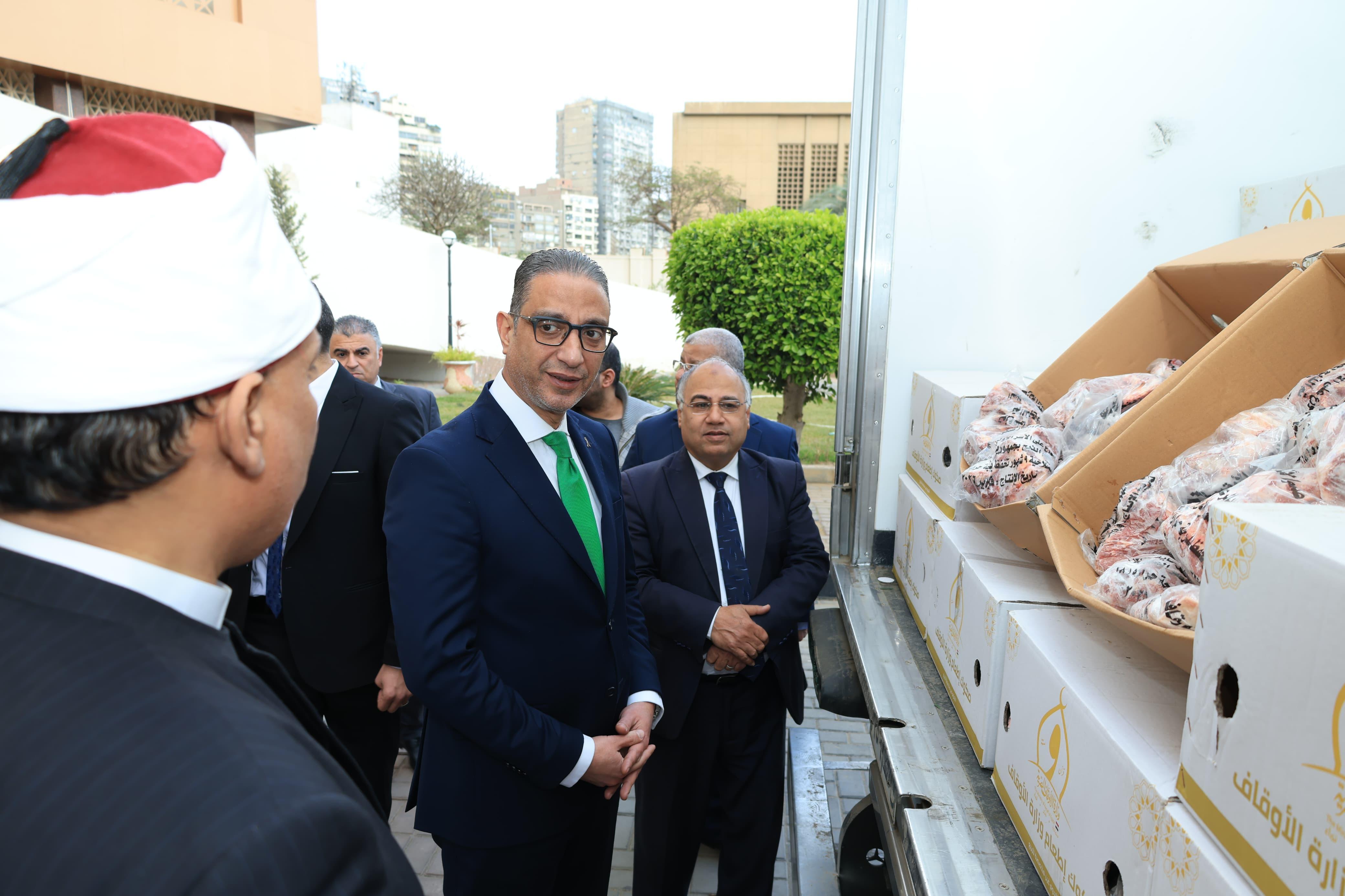 محافظ الجيزة يشهد تسليم 4 أطنان لحوم لتوزيعها على الأسر الأولى بالرعاية