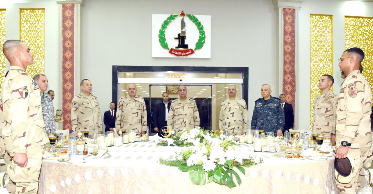 وزير الدفاع يشارك مقاتلي القوات المسلحة في قيادة الجيش الثاني الميداني تناول الإفطار
