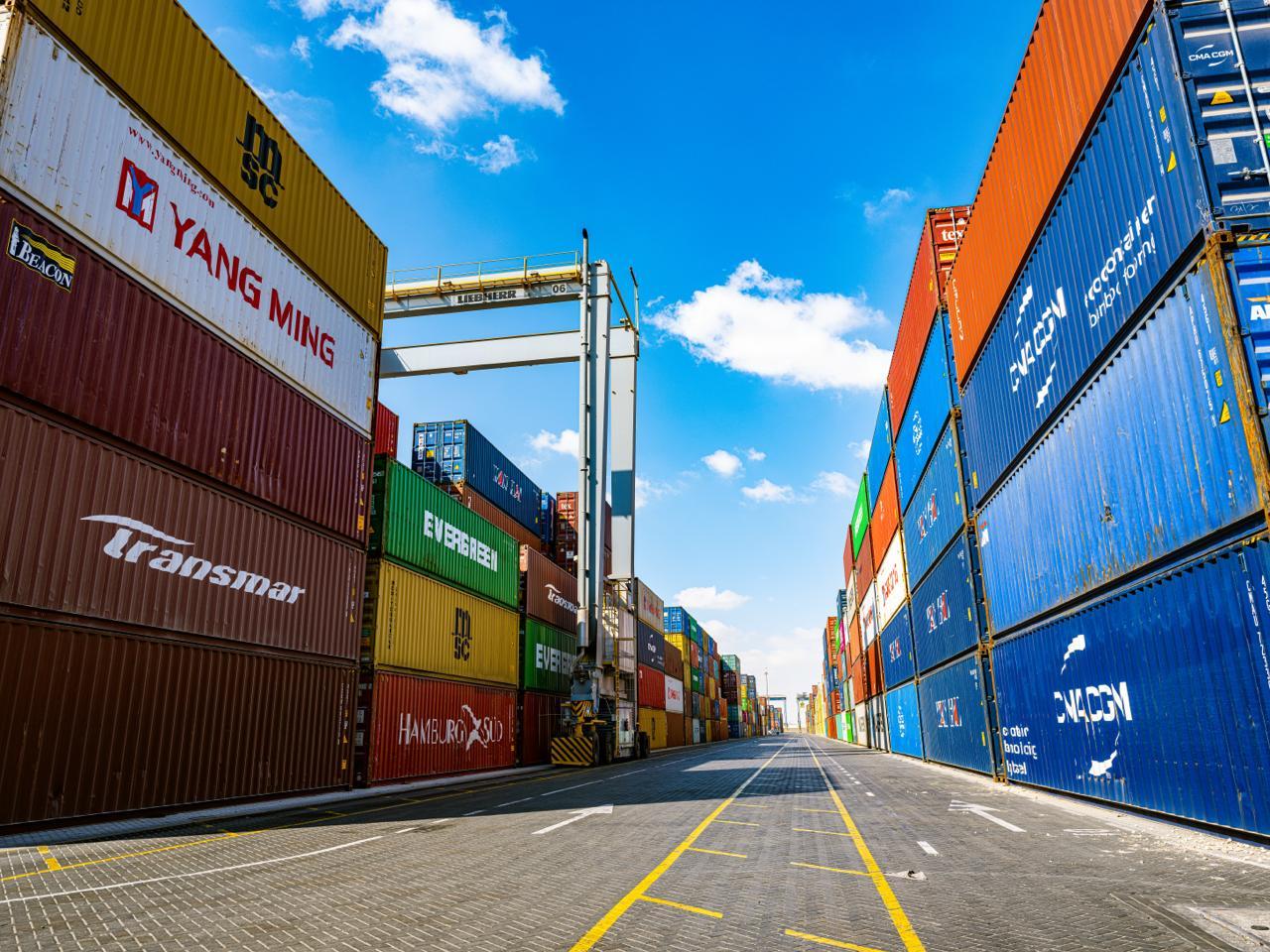 قناة السويس تعلن عن إنشاء ساحات شاحنات ذكية بميناء السخنة باستثمارات تتجاوز المليار جنيه