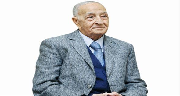 وفاة الإذاعي الكبير فهمي عمر عن 98 عامًا: نهاية عصر في الإعلام المصري
