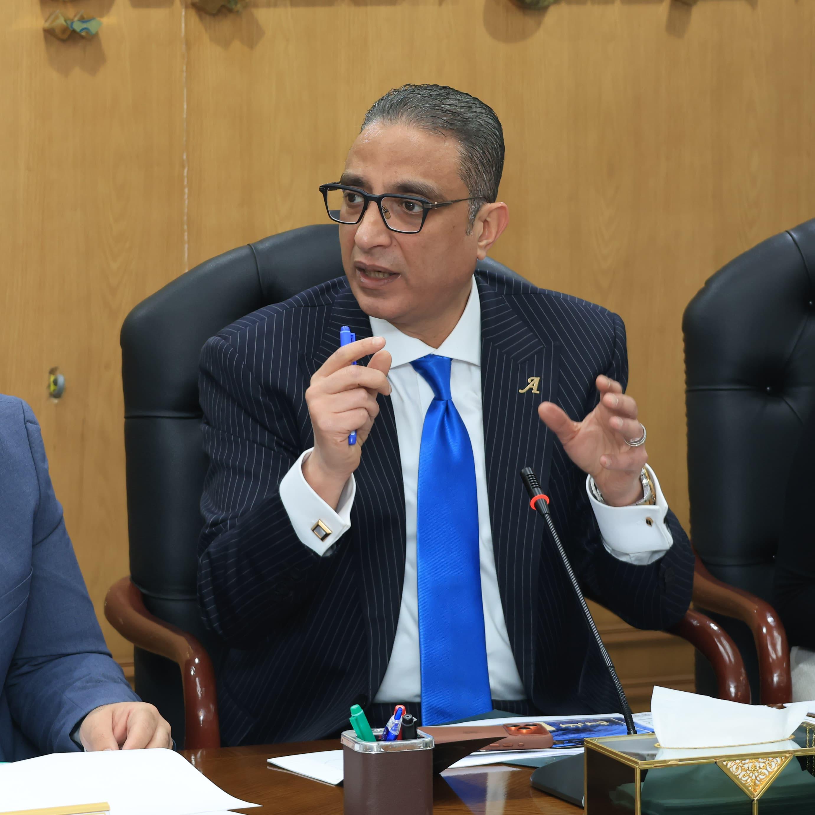 محافظ الجيزة: لا تهاون مع المقصرين وتطبيق مبدأ الثواب والعقاب لتعزيز الانضباط