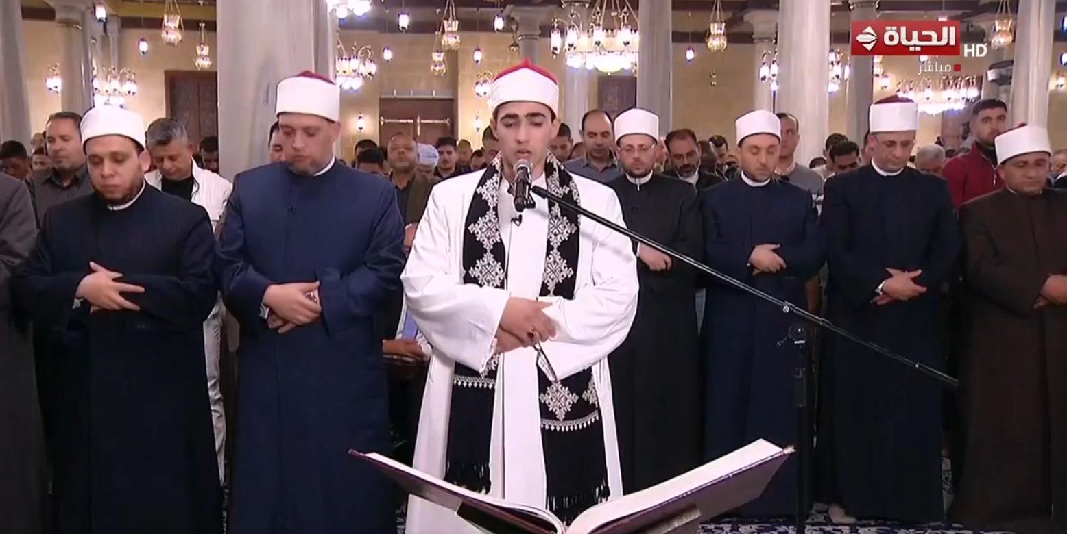 سيد شباب أهل الجنة يثير إعجاب المصلين بصلاة التراويح في الحسين