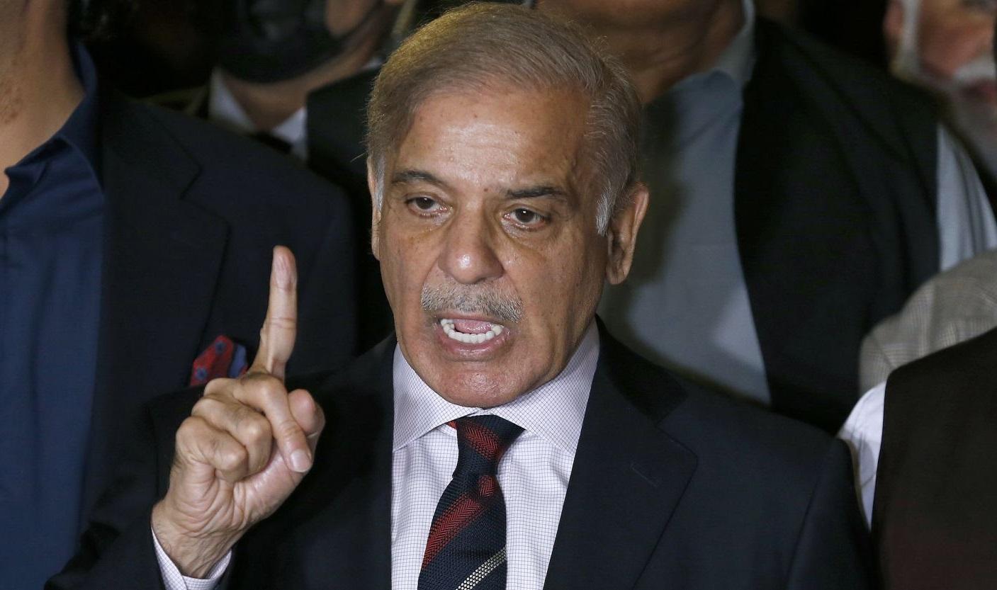 رئيس وزراء باكستان يتوعد بقمع أي هجوم على أفغانستان بعد غارات متكررة