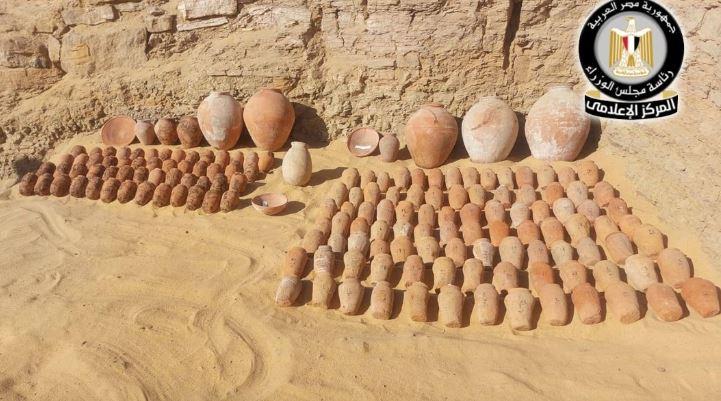 صفحة رئاسة مجلس الوزراء تلقي الضوء على الكشف الأثري في أسوان