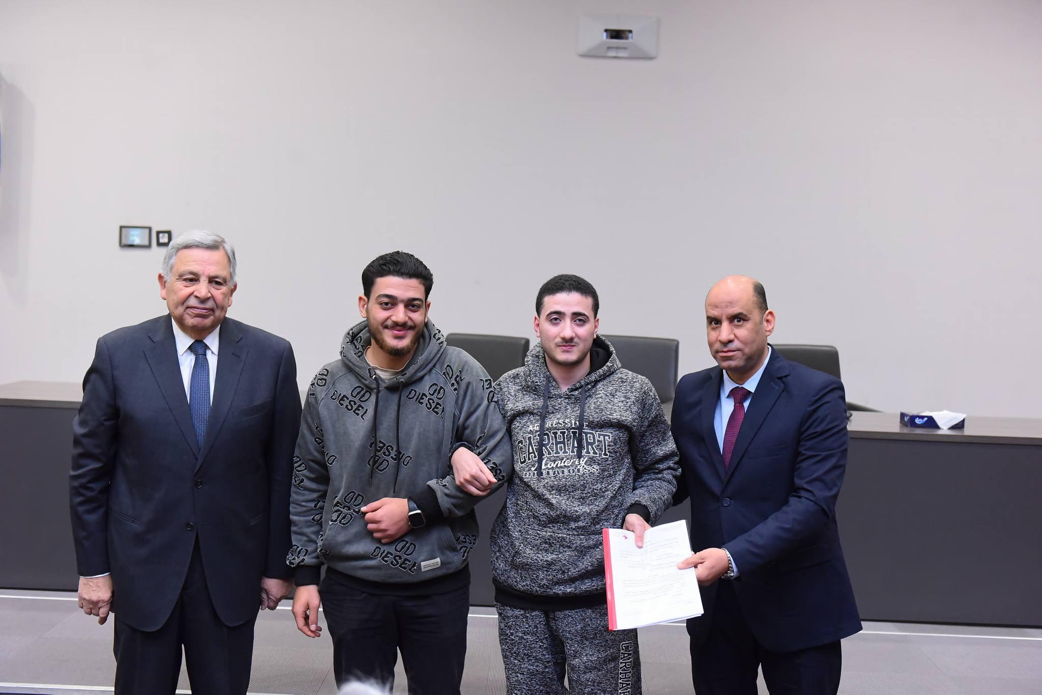وزير العمل يسلم عقود عمل لذوي الهمم خلال زيارته لجامعة الجيزة الجديدة