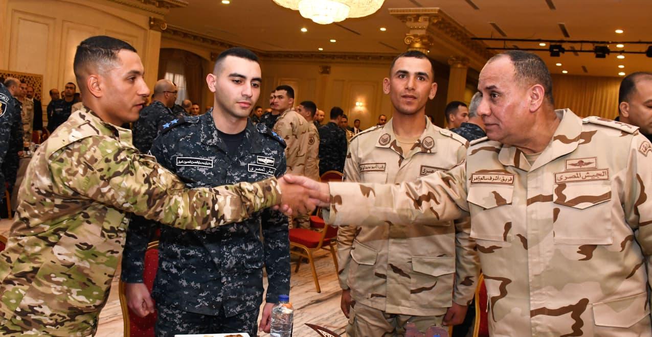 سالم زاهر يلتقي مقاتلي القوات البحرية والمنطقة الشمالية العسكرية في زيارة ميدانية