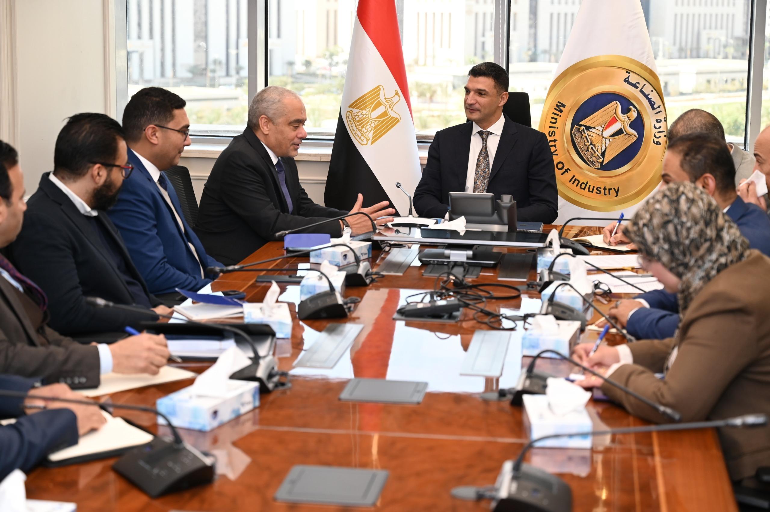 وزير الصناعة يستعرض خطة توسع العربى للأجهزة المنزلية باستثمارات 480 مليون دولار