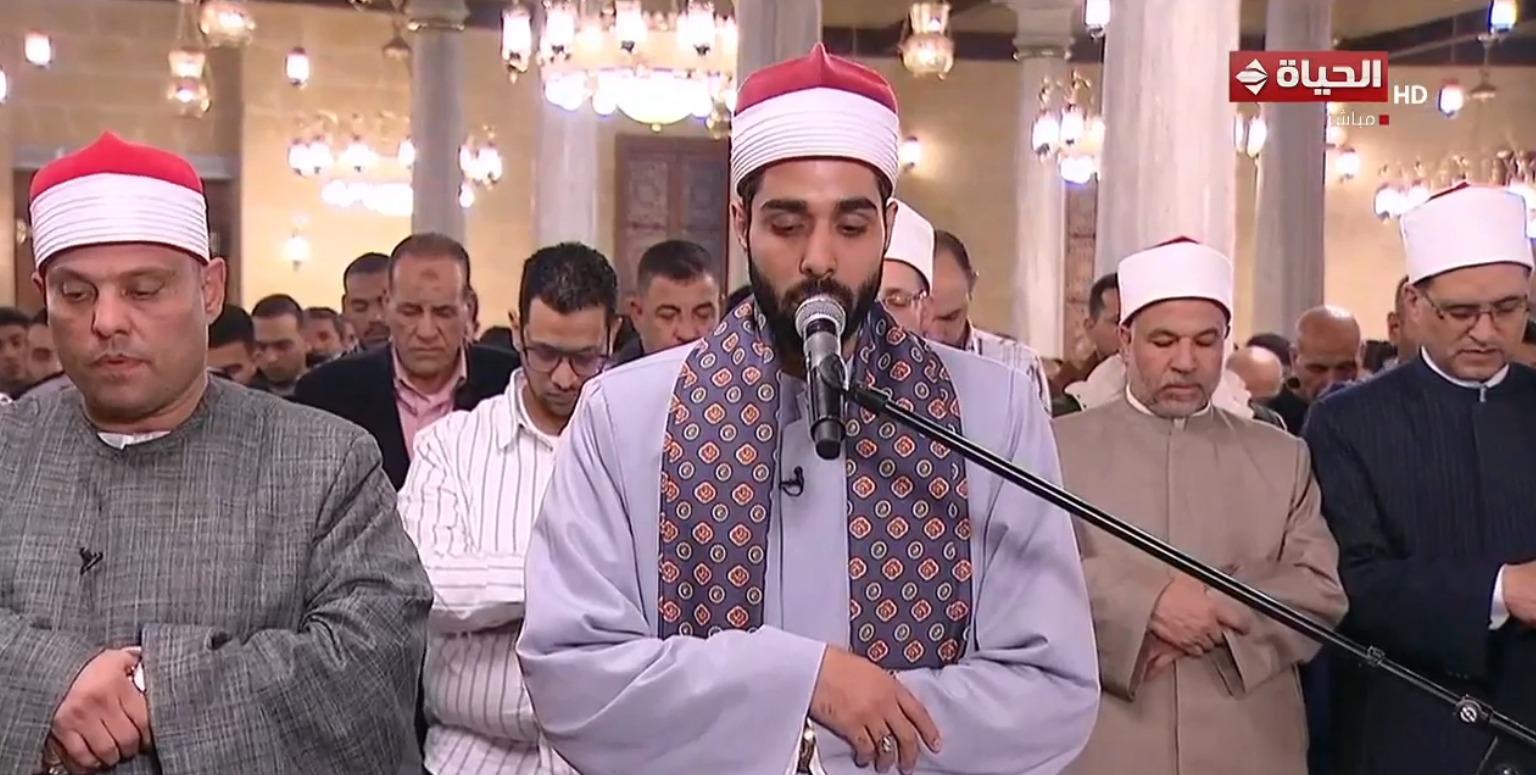 صلاة التراويح في مسجد الإمام الحسين تثير إعجاب المصلين بجمال الألحان