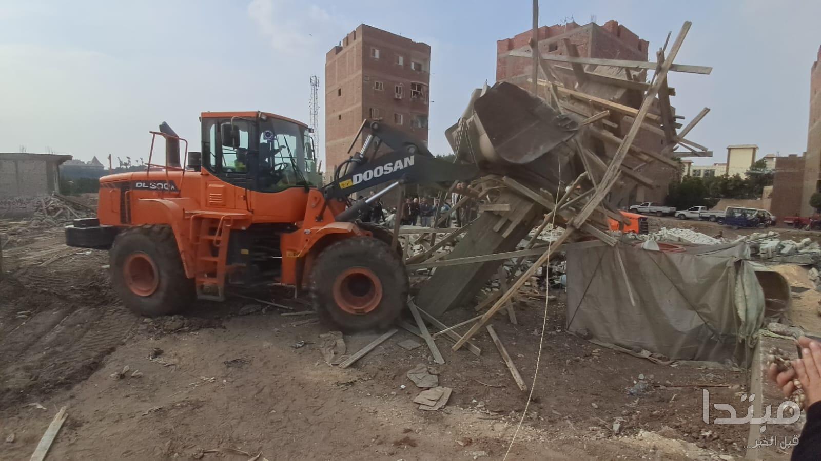 إزالة حالات بناء مخالفة في أبو النمرس بالجيزة ضمن حملة مكثفة