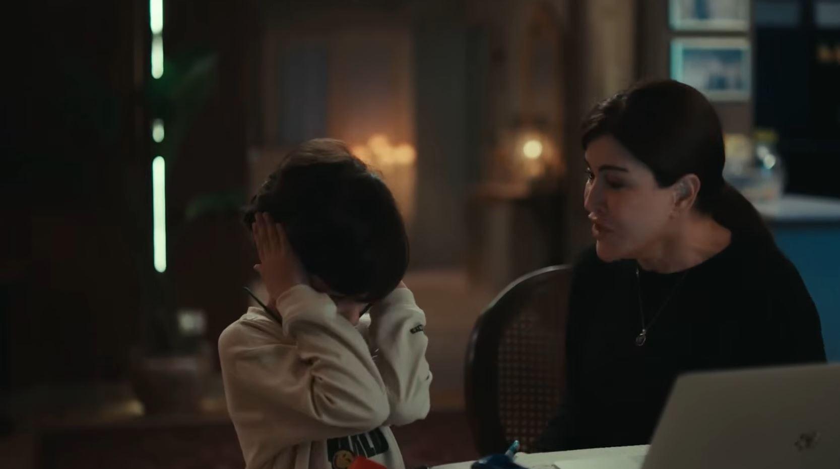مسلسل اللون الأزرق: آمنة تفقد أعصابها مع ابنها في مشهد مؤثر