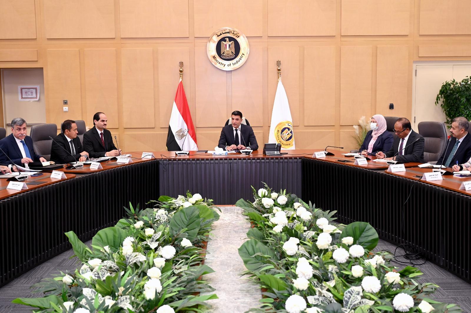 وزير الصناعة: نعمل على تعزيز قطاع السيراميك وزيادة المكون المحلي في منتجاته