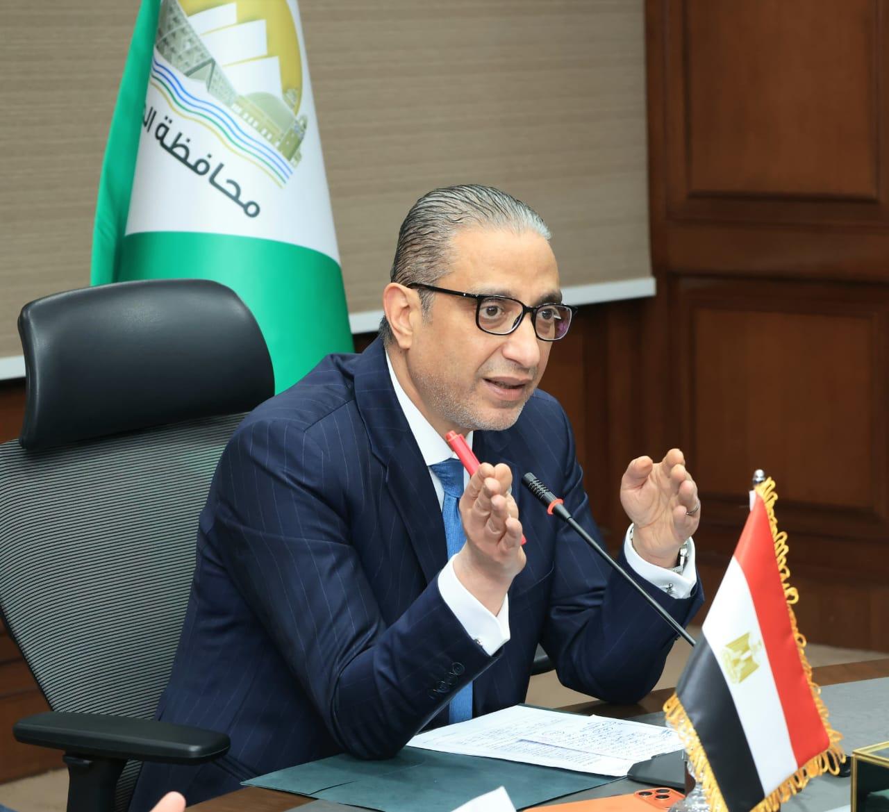 محافظ الجيزة يشن جولة ليلية مفاجئة للتحقق من نظافة الشوارع والإشغالات