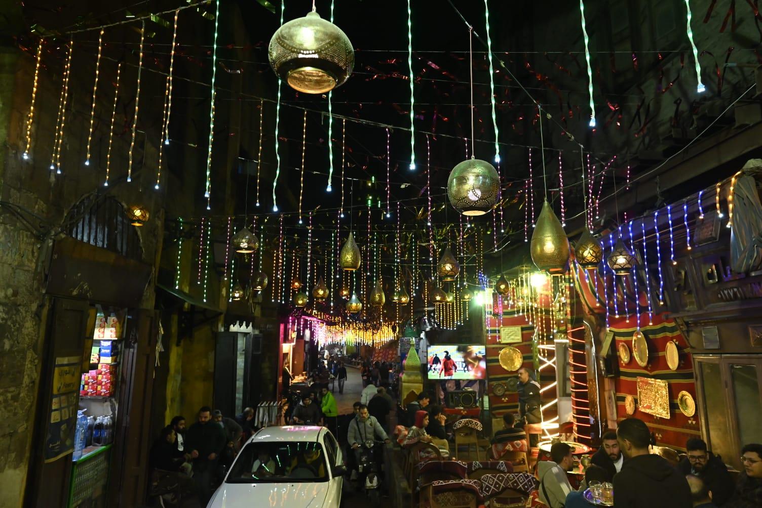 أنوار وليالي رمضان تزين الجمالية وتحيط بمسجد الحسين في القاهرة
