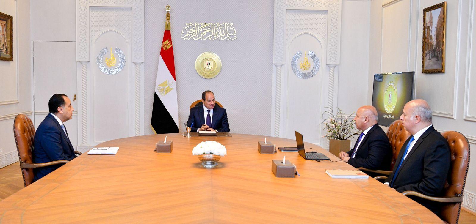 الرئيس السيسي يتفقد توسعة الطريق الدائري وتطوير ميناء دمياط