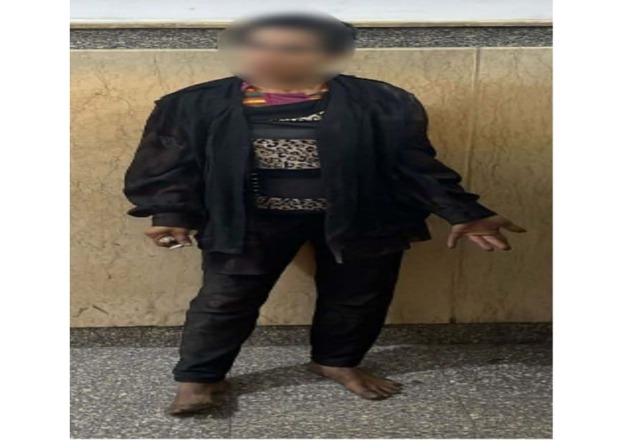 كشف ملابسات فيديو قيام سيدة بإلقاء الحجارة على السيارات بالإسماعيلية