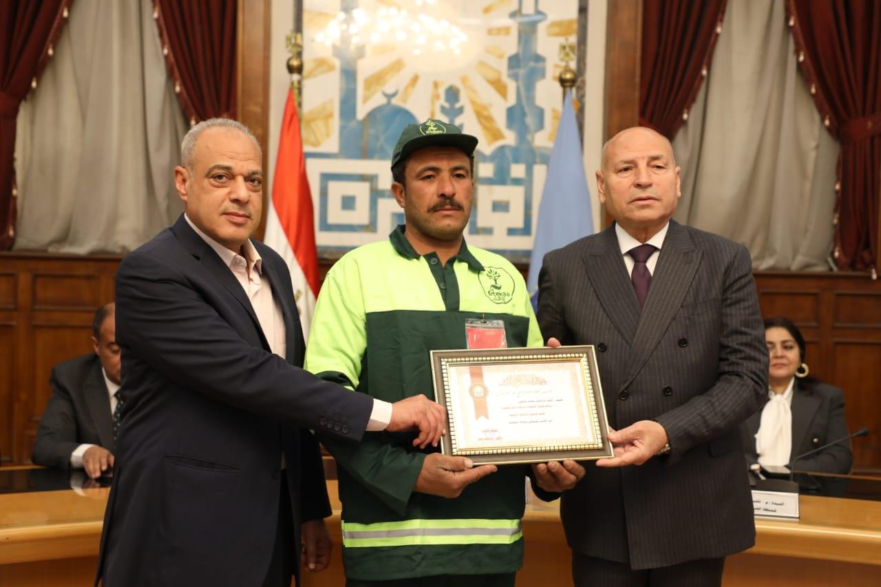 محافظ القاهرة يكرم عامل نظافة أعاد 500 ألف جنيه عثر عليها في الشارع
