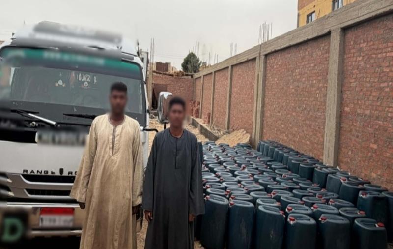 ضبط شخصين بحوزتهما 8000 لتر مواد بترولية وسلاح ناري لإعادة بيعها بالسوق السوداء