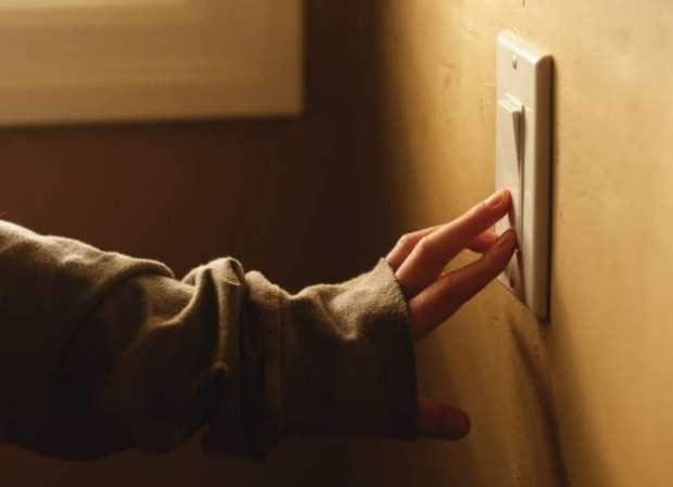 6 خطوات ذكية لتقليل استهلاك الكهرباء في منزلك وتوفير المال