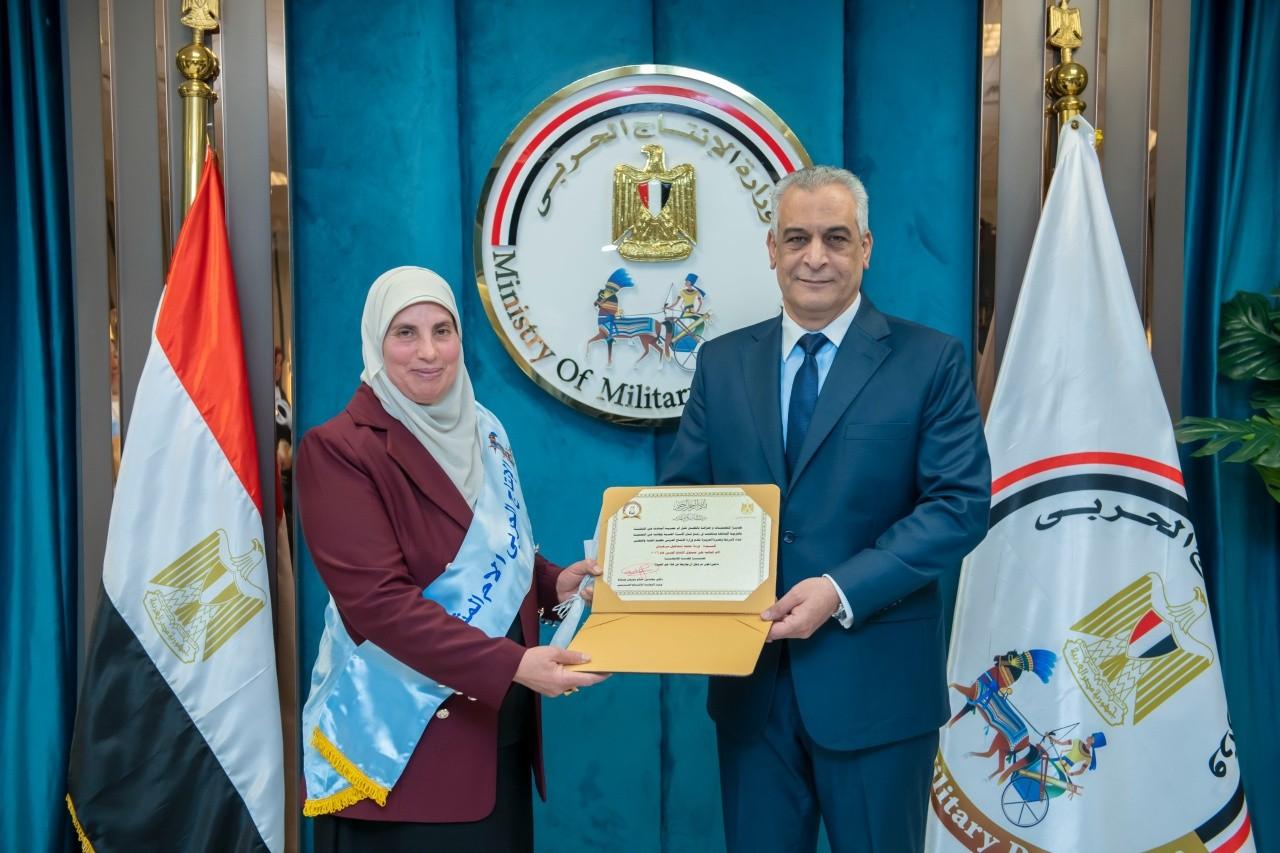 تكريم الأمهات المثاليات بالإنتاج الحربي