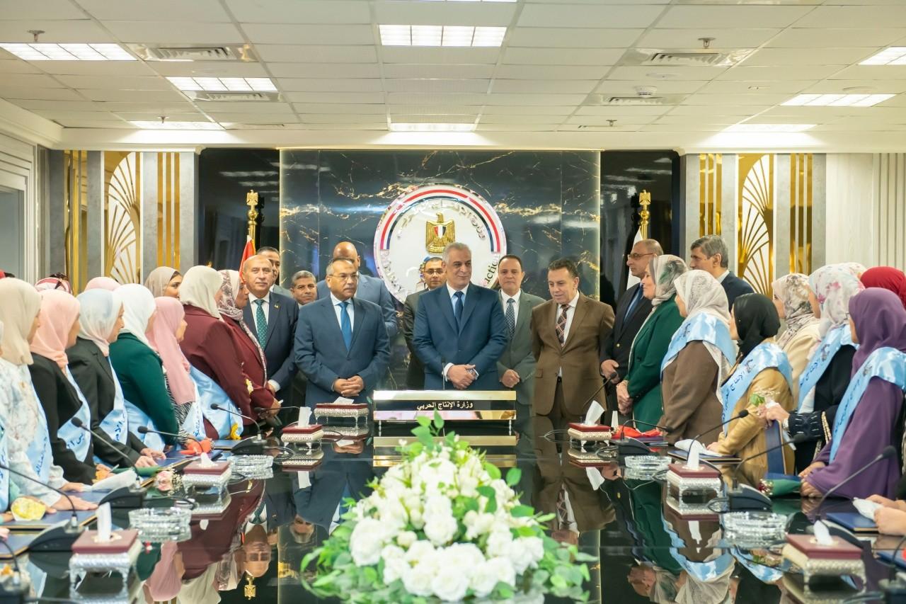 تكريم الأمهات المثاليات بالإنتاج الحربي